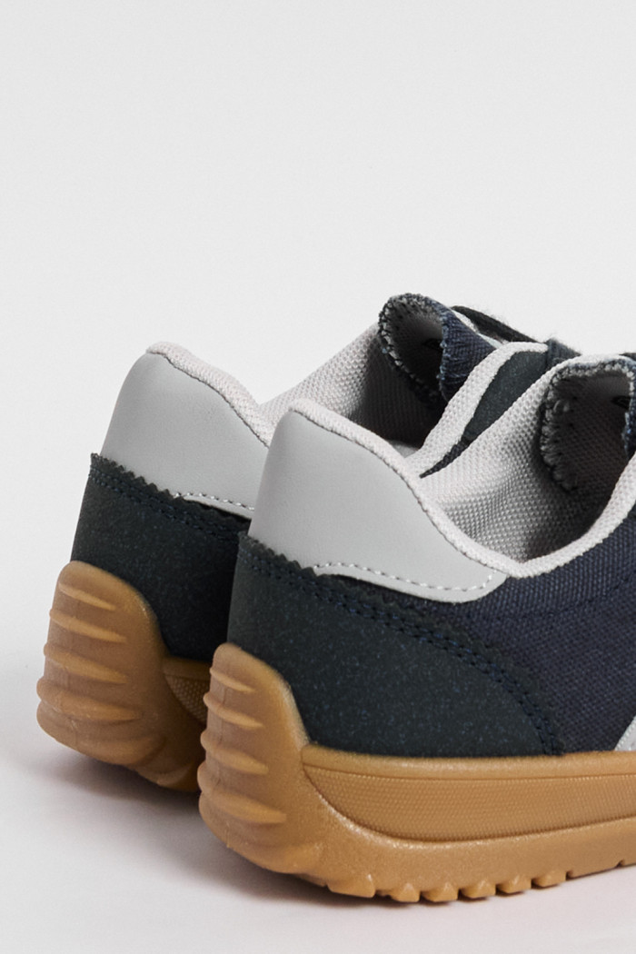 Tenis casuales azules intensos con contrastes blancos