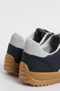 Tenis casuales azules intensos con contrastes blancos