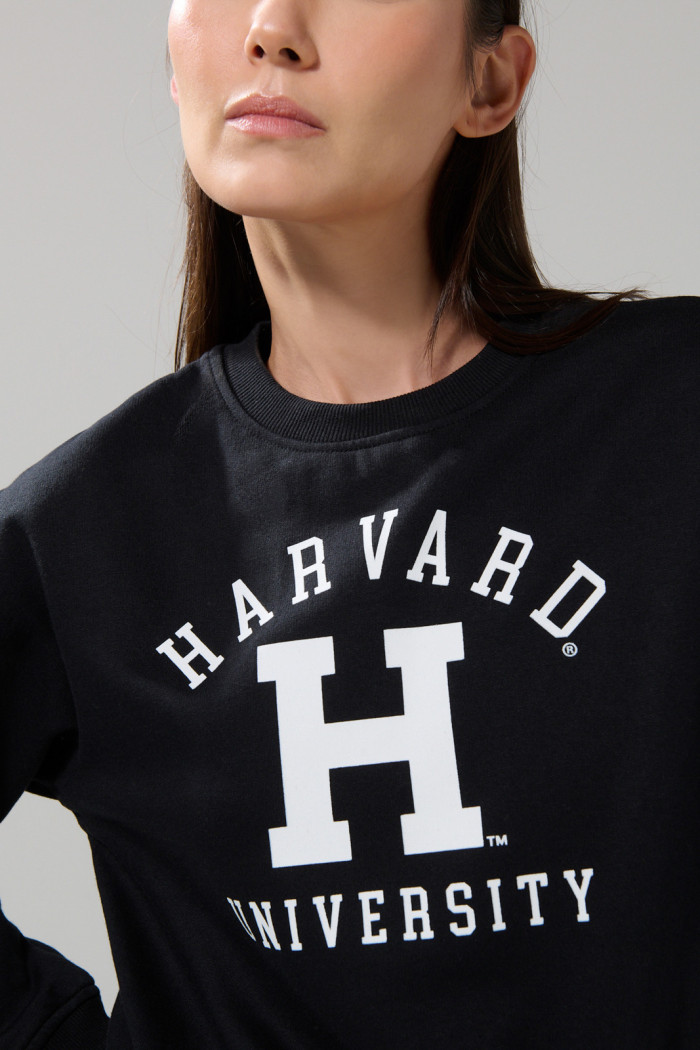 Buzo negro cuello redondo con estampado de Harvard