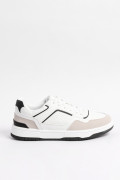 Tenis blancos casuales con perforaciones y contrastes