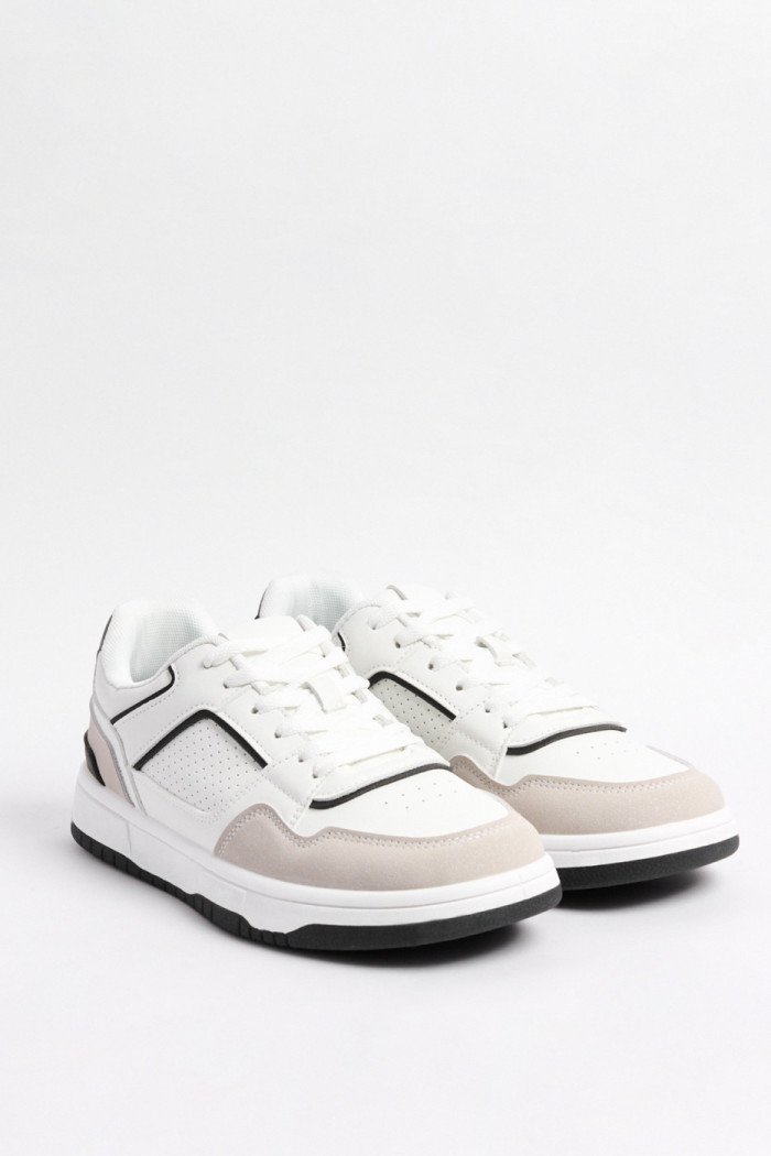 Tenis blancos casuales con perforaciones y contrastes