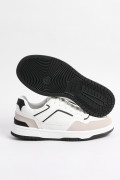 Tenis blancos casuales con perforaciones y contrastes