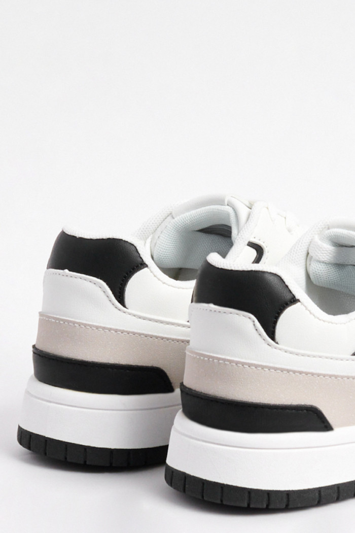 Tenis blancos casuales con perforaciones y contrastes