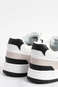 Tenis blancos casuales con perforaciones y contrastes