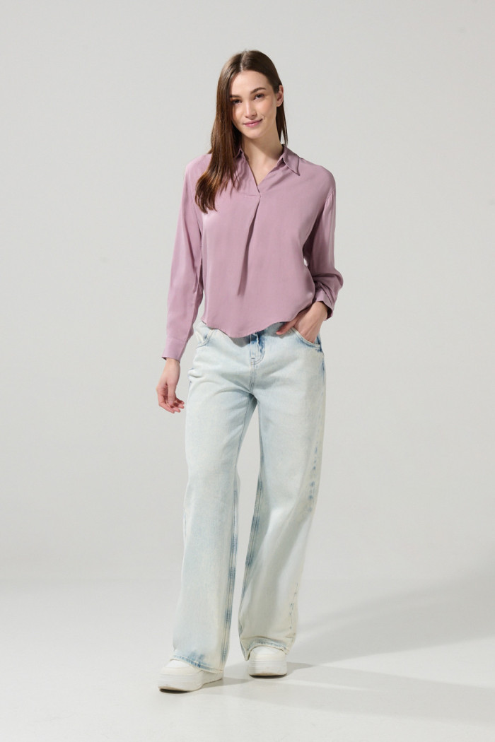 Blusa manga larga unicolor con escote en V y charreteras