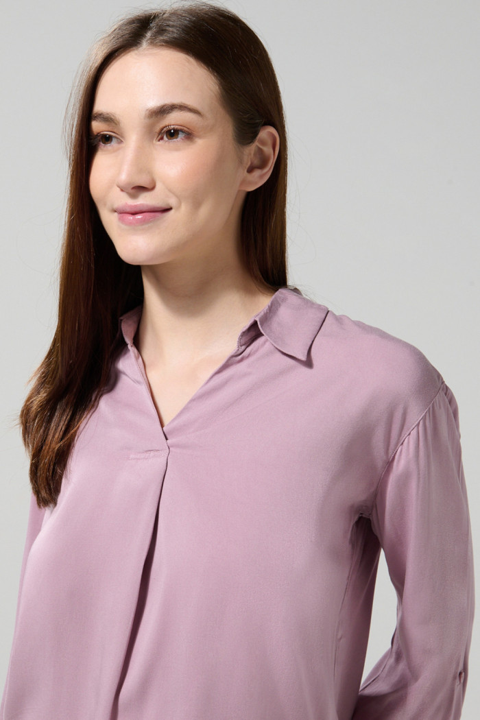 Blusa manga larga unicolor con escote en V y charreteras