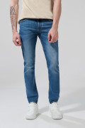 Jean skinny azul oscuro con ligeros desgastes y tiro bajo