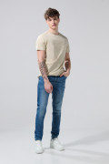 Jean skinny azul oscuro con ligeros desgastes y tiro bajo