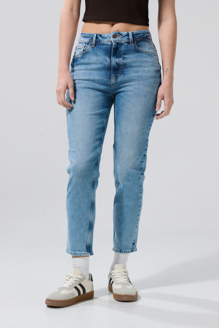 Jean súper tiro alto azul claro mom con bota recta