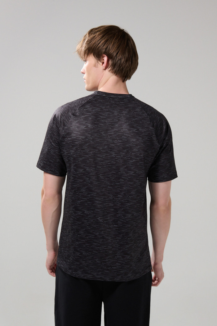 Camiseta negra estampada con manga ranglan corta