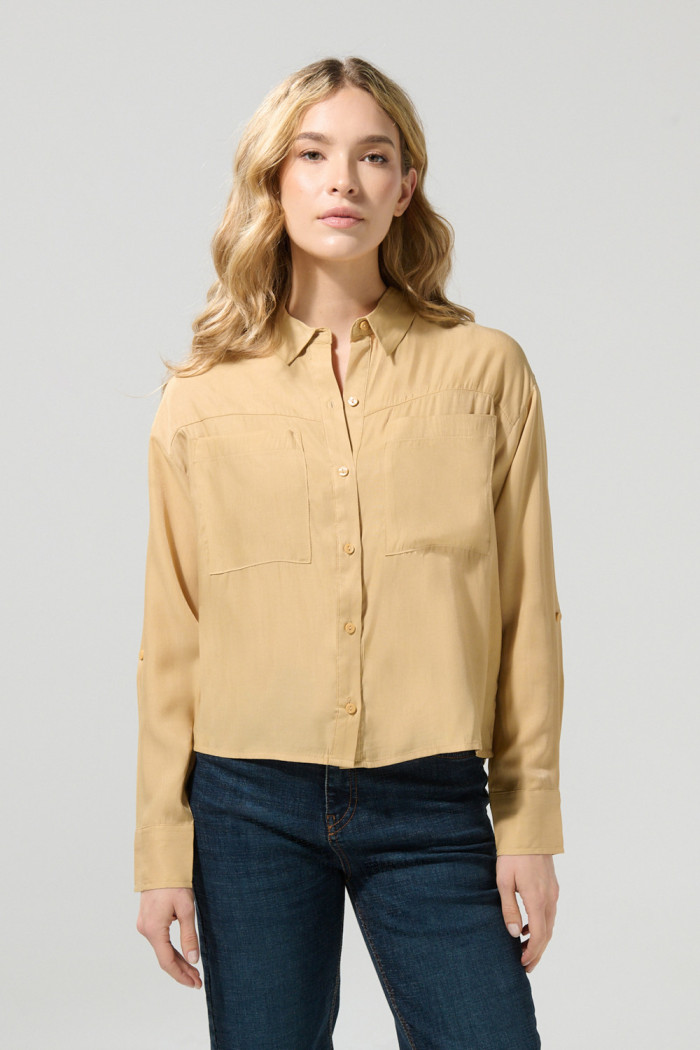 Blusa crop unicolor con manga larga y bolsillos