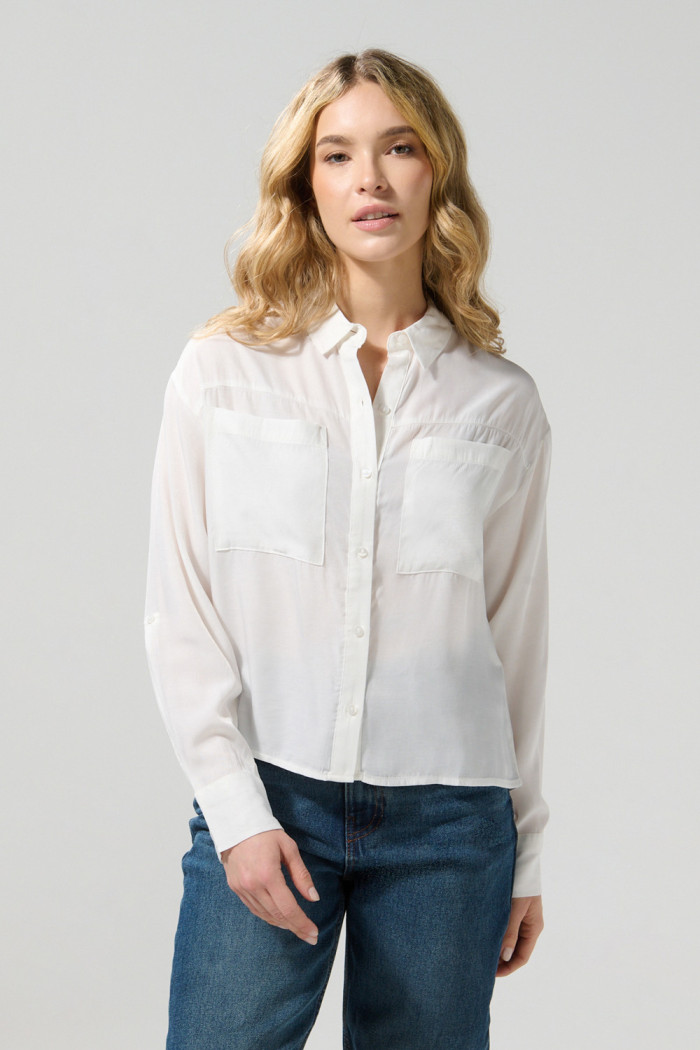 Blusa crop unicolor con manga larga y bolsillos