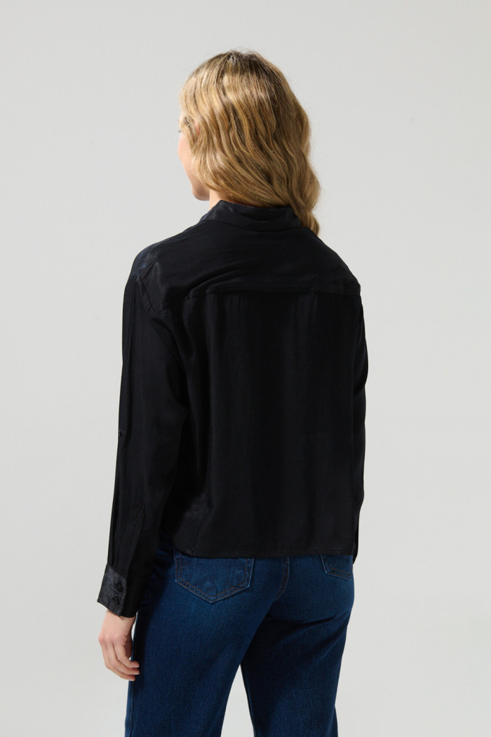 Blusa crop unicolor con manga larga y bolsillos
