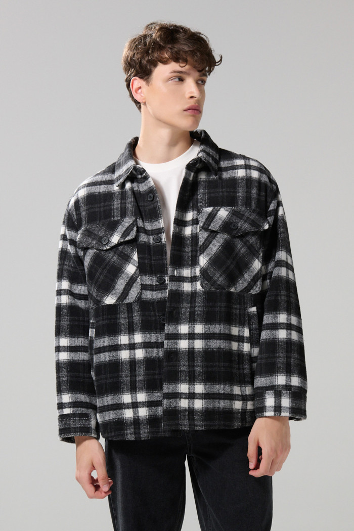Chaqueta cuello trucker negra con bolsillos y cuadros