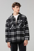 Chaqueta cuello trucker negra con bolsillos y cuadros