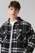 Chaqueta cuello trucker negra con bolsillos y cuadros
