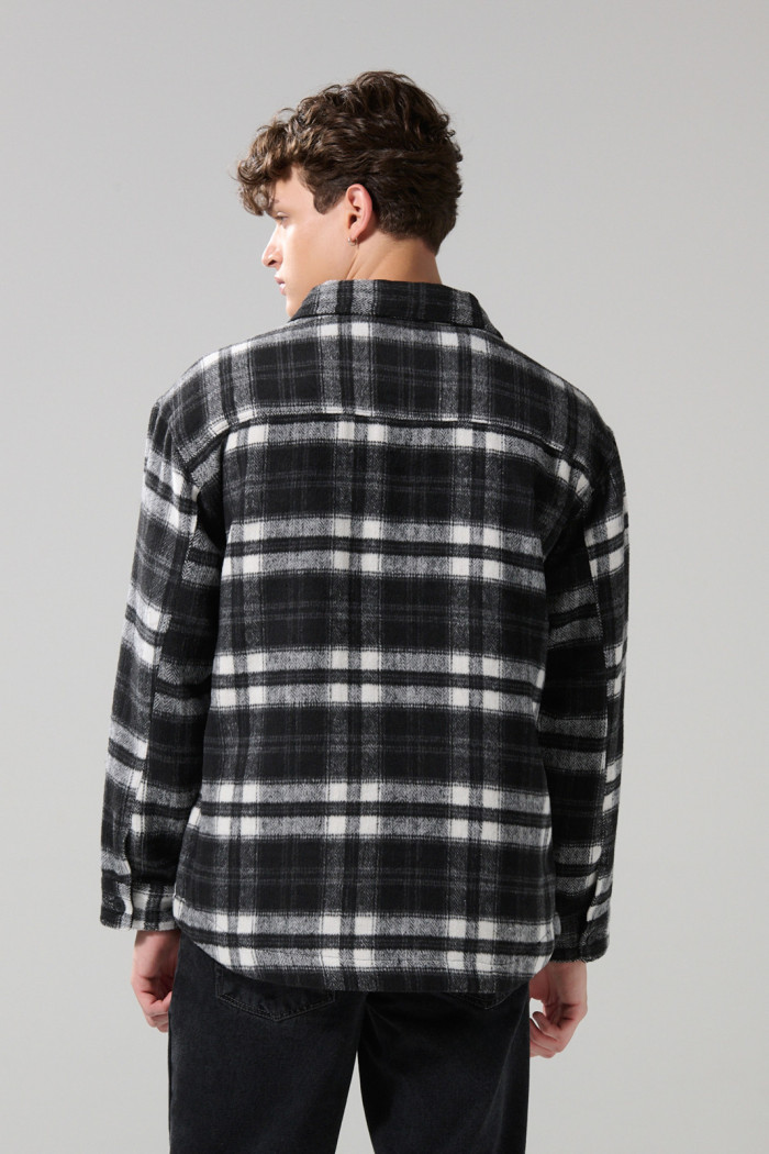 Chaqueta cuello trucker negra con bolsillos y cuadros