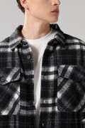 Chaqueta cuello trucker negra con bolsillos y cuadros