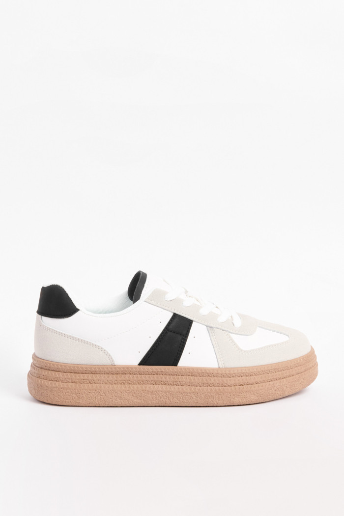 Tenis cremas claros de plataforma con cortes en contraste