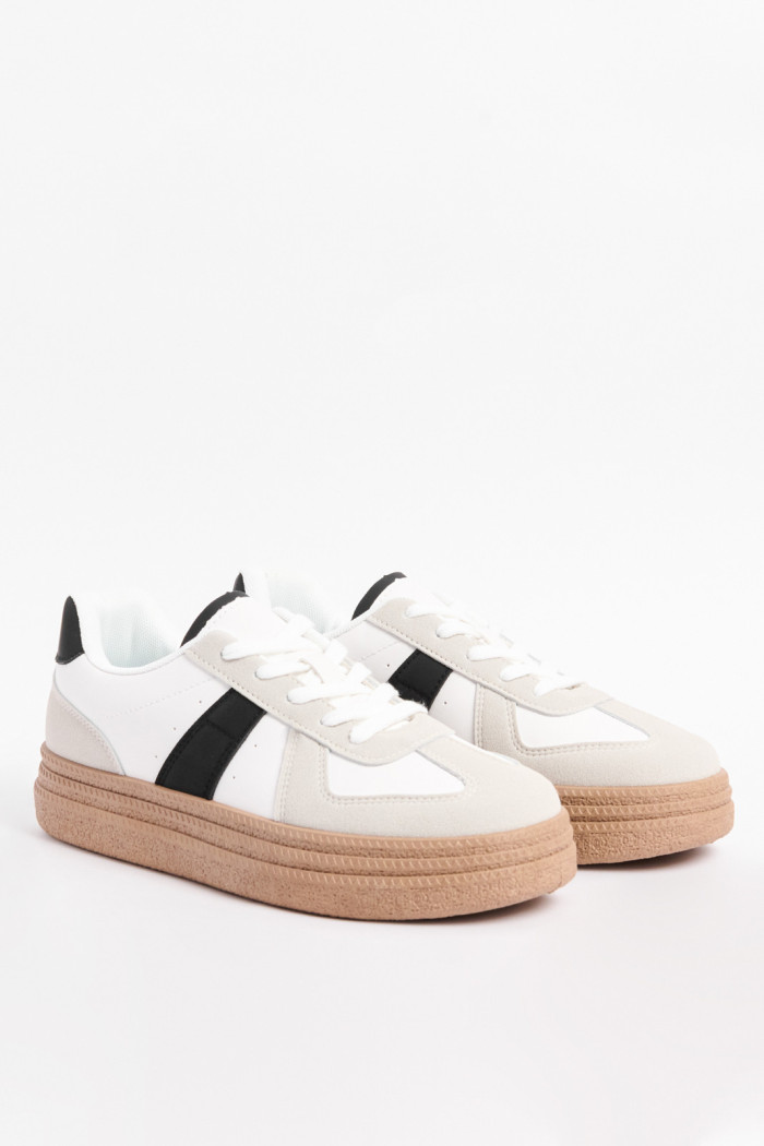 Tenis cremas claros de plataforma con cortes en contraste