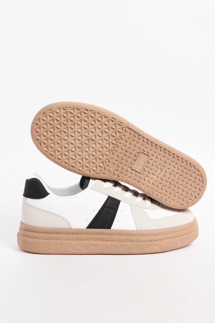 Tenis cremas claros de plataforma con cortes en contraste