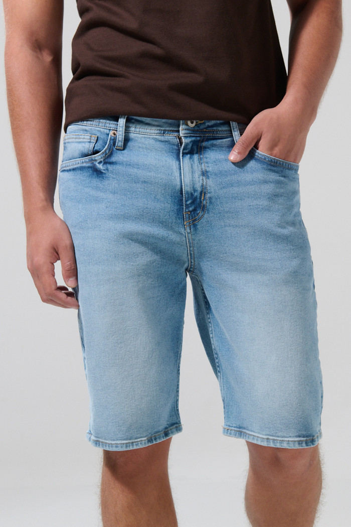 Bermuda tiro bajo de jean slim azul clara con bolsillos