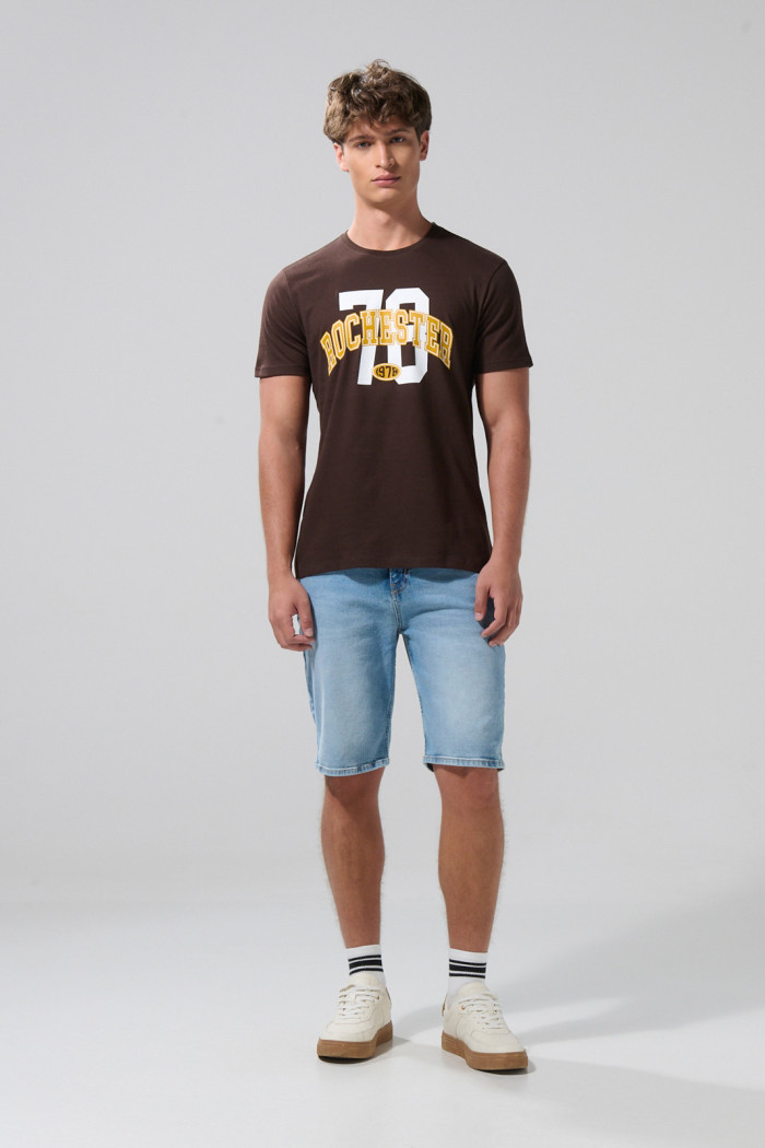 Bermuda tiro bajo de jean slim azul clara con bolsillos