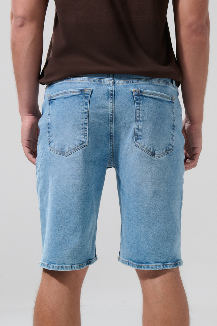 Bermuda tiro bajo de jean slim azul clara con bolsillos
