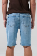Bermuda tiro bajo de jean slim azul clara con bolsillos