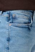Bermuda tiro bajo de jean slim azul clara con bolsillos