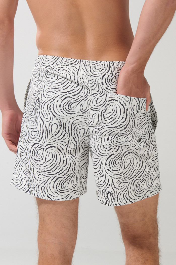 Bermuda tiro bajo playera crema con estampados negros