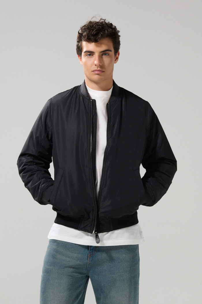 Chaqueta bomber acolchada unicolor con bolsillos laterales