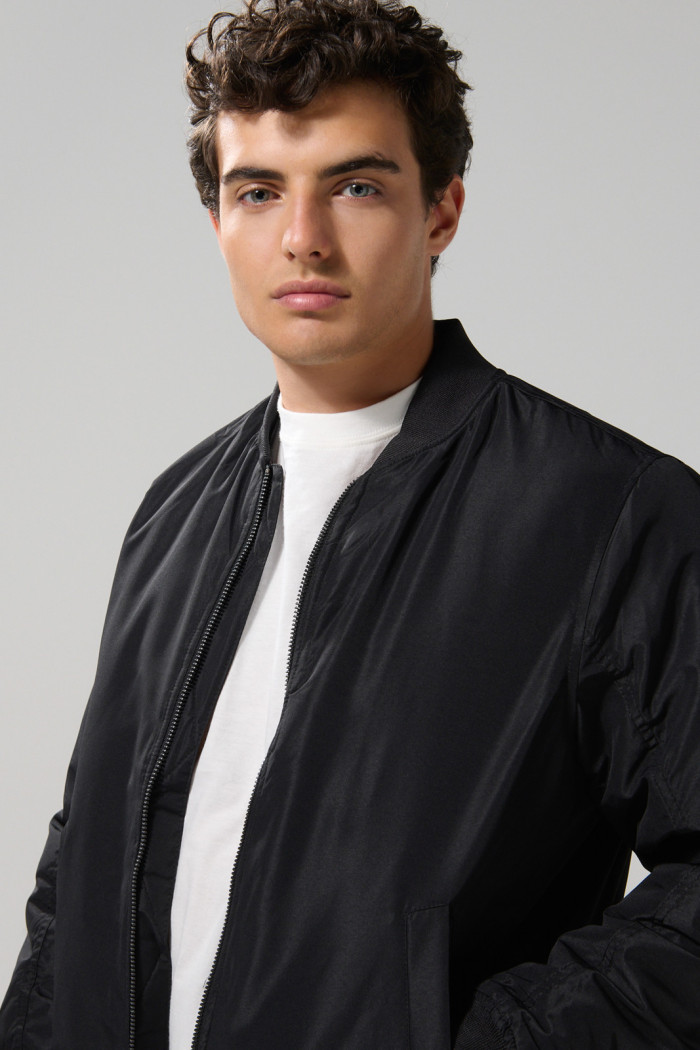 Chaqueta bomber acolchada unicolor con bolsillos laterales