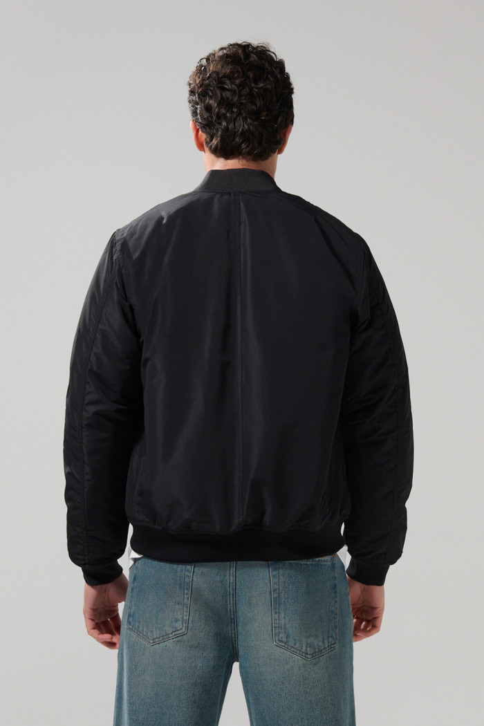 Chaqueta bomber acolchada unicolor con bolsillos laterales
