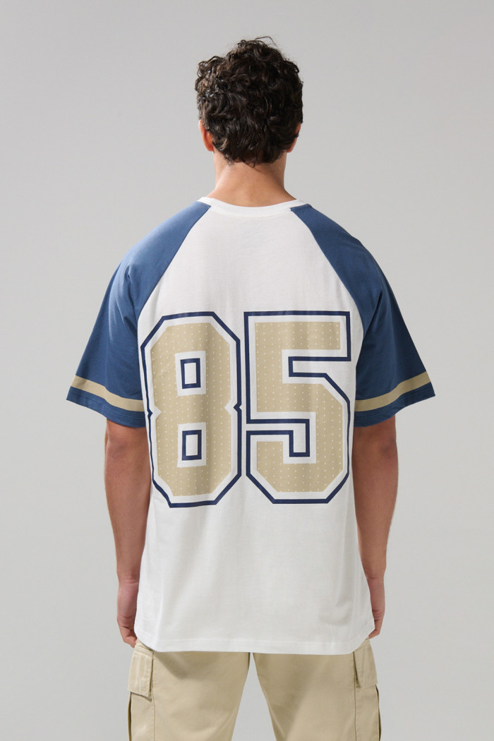 Camiseta crema oversize manga ranglan con diseños college