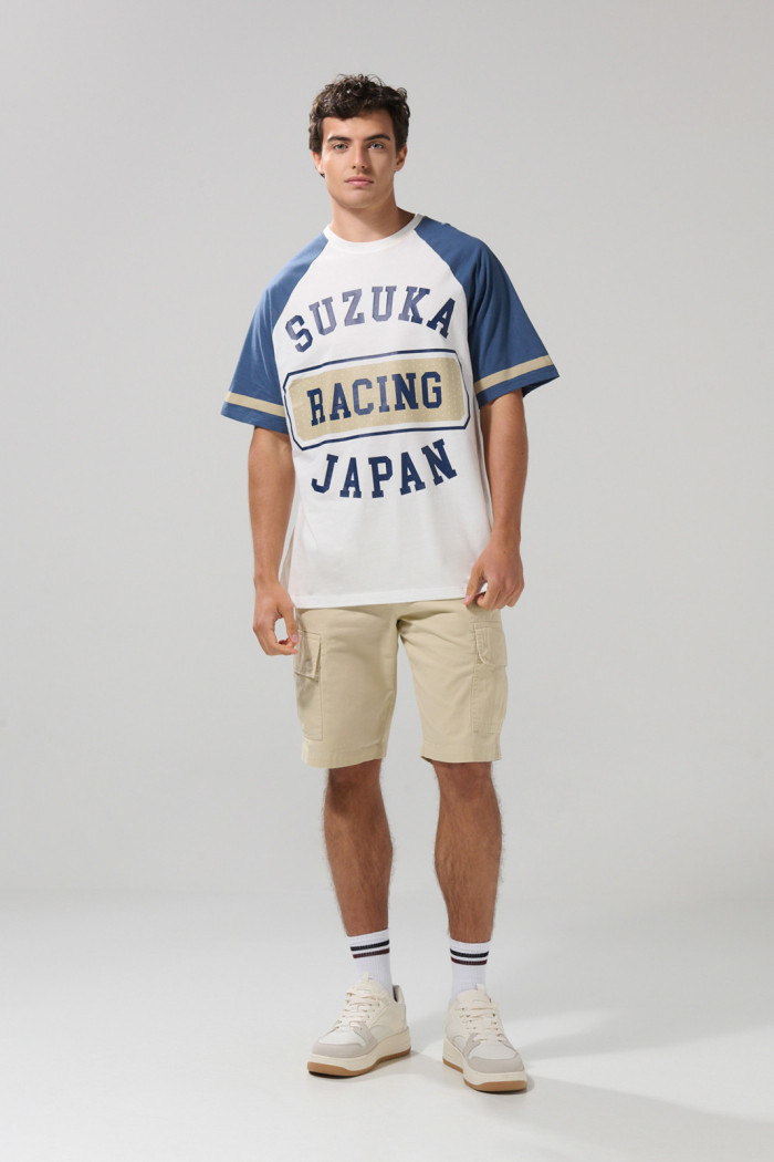 Camiseta crema oversize manga ranglan con diseños college