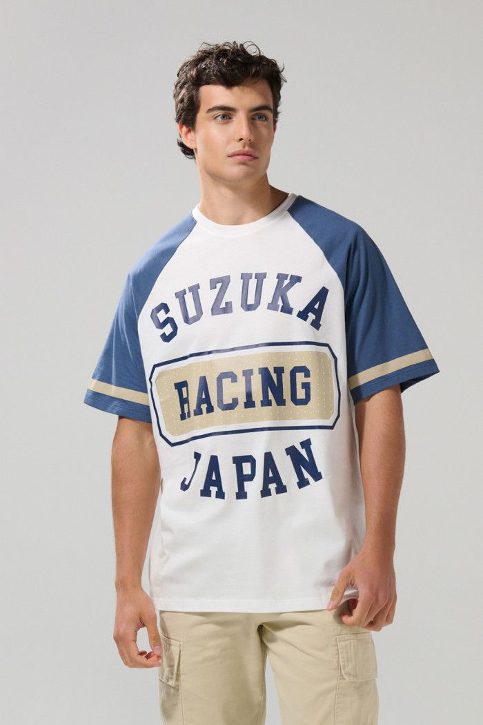 Camiseta crema oversize manga ranglan con diseños college