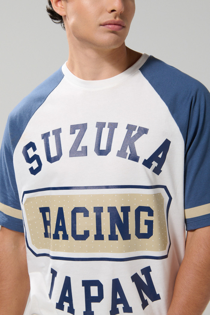 Camiseta crema oversize manga ranglan con diseños college