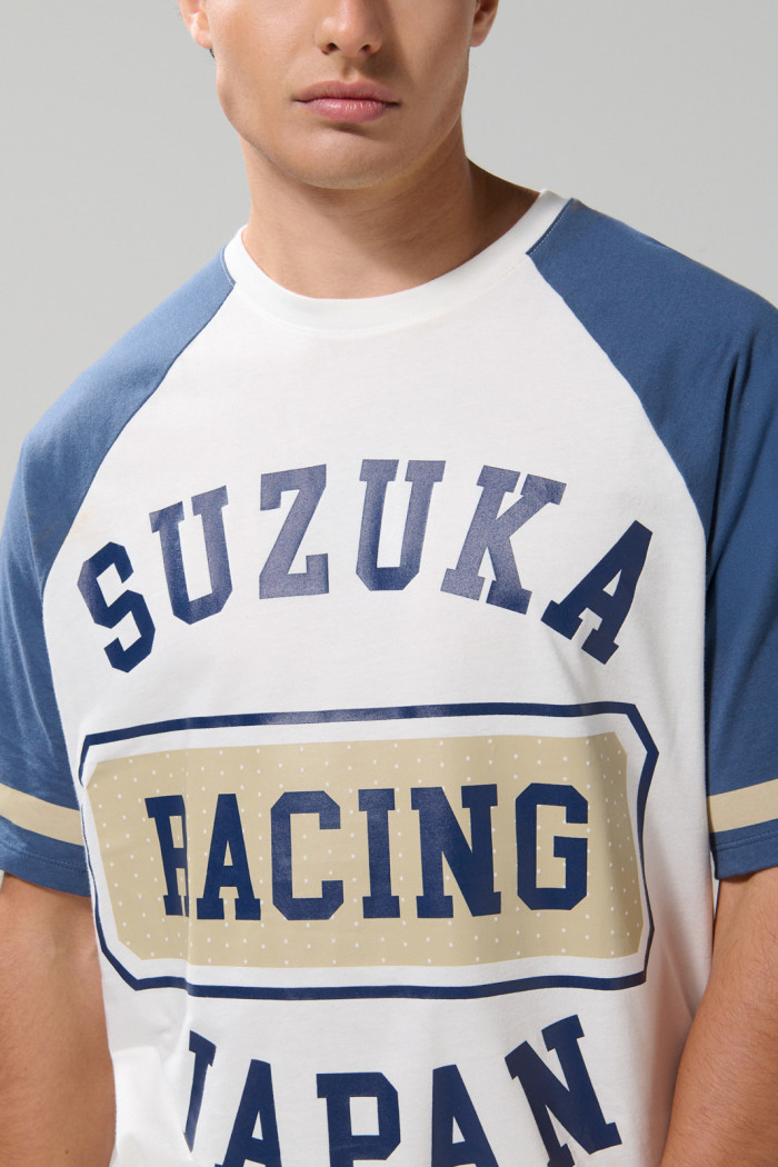 Camiseta crema oversize manga ranglan con diseños college