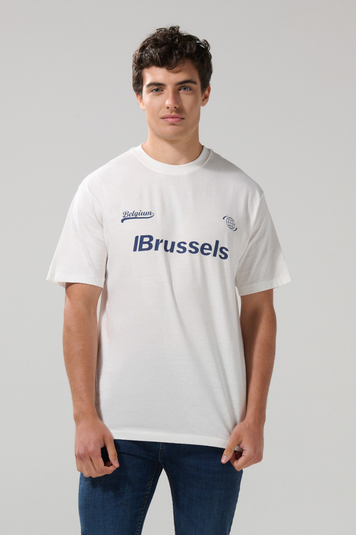 Camiseta crema cuello redondo con texto college azul