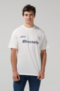 Camiseta crema cuello redondo con texto college azul