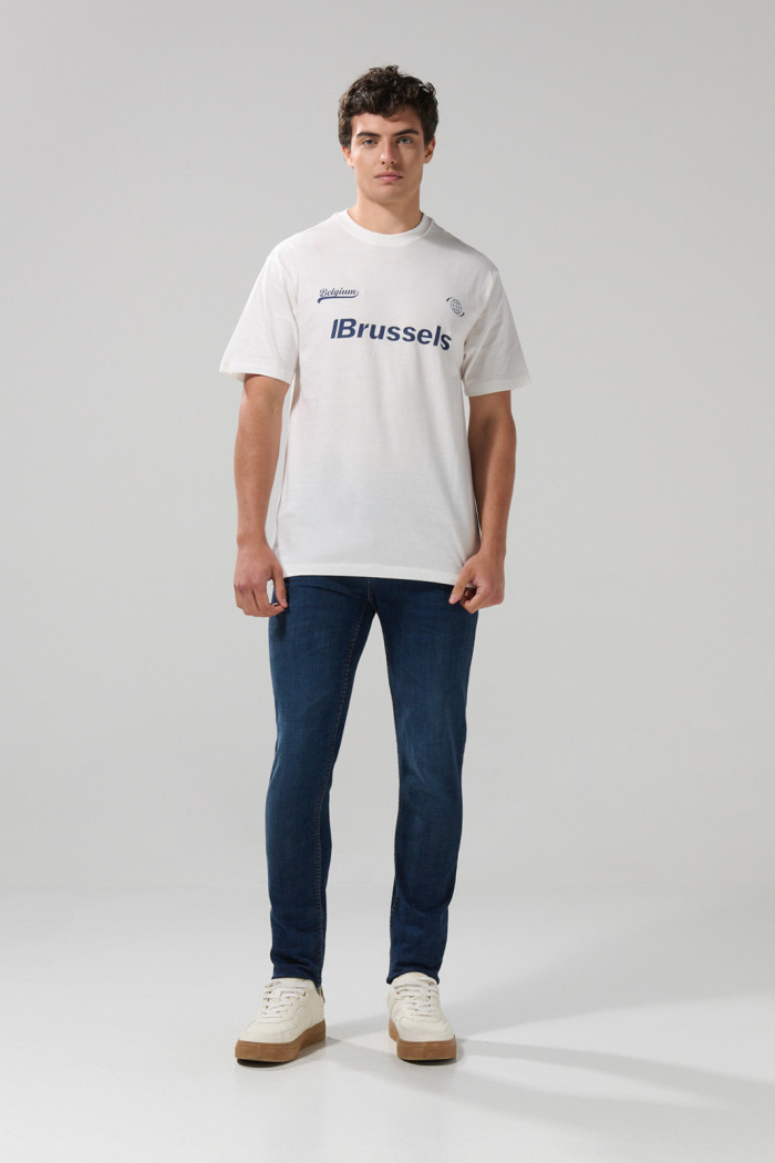 Camiseta crema cuello redondo con texto college azul