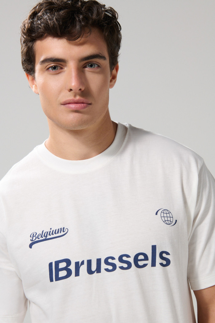 Camiseta crema cuello redondo con texto college azul