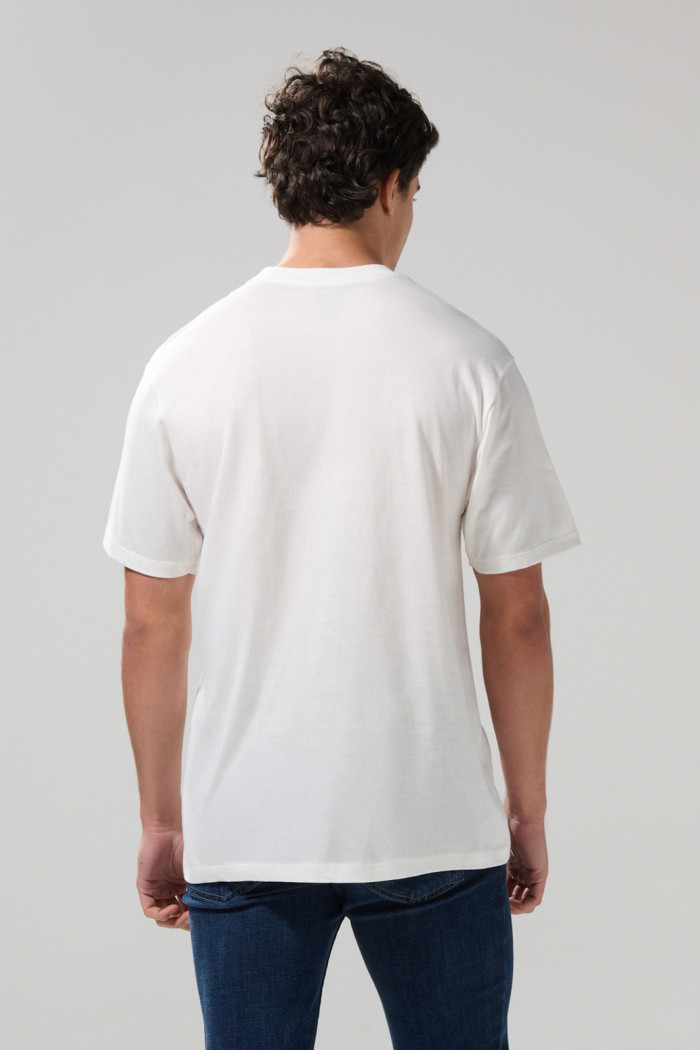 Camiseta crema cuello redondo con texto college azul