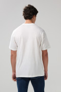 Camiseta crema cuello redondo con texto college azul