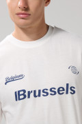 Camiseta crema cuello redondo con texto college azul