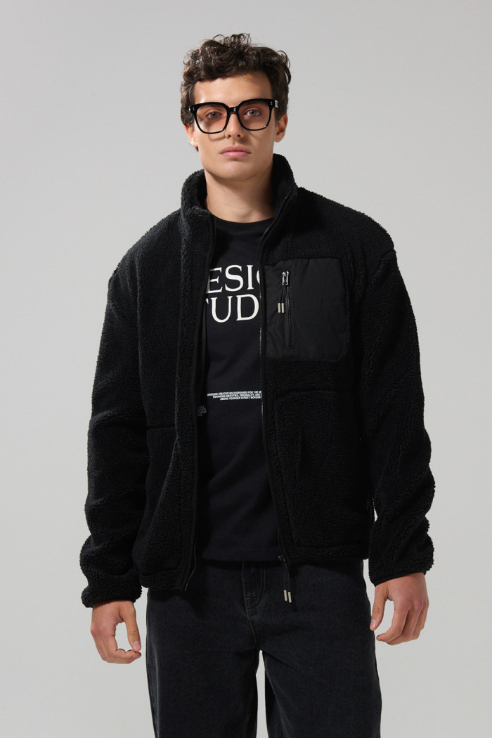 Chaqueta sherpa unicolor con bolsillos y cuello alto