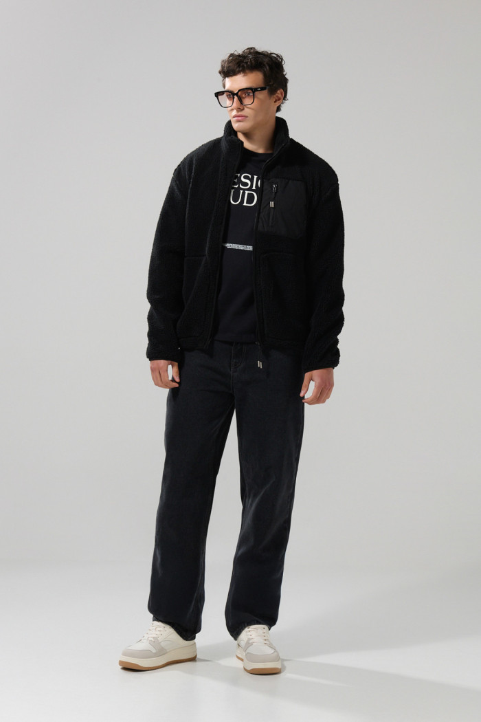 Chaqueta sherpa unicolor con bolsillos y cuello alto