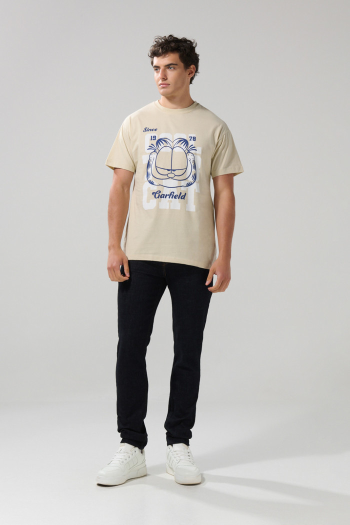 Camiseta kaki manga corta con arte de Garfield en frente