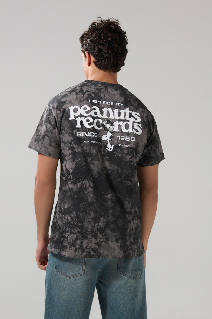 Camiseta tie dye gris manga corta con diseños de Snoopy